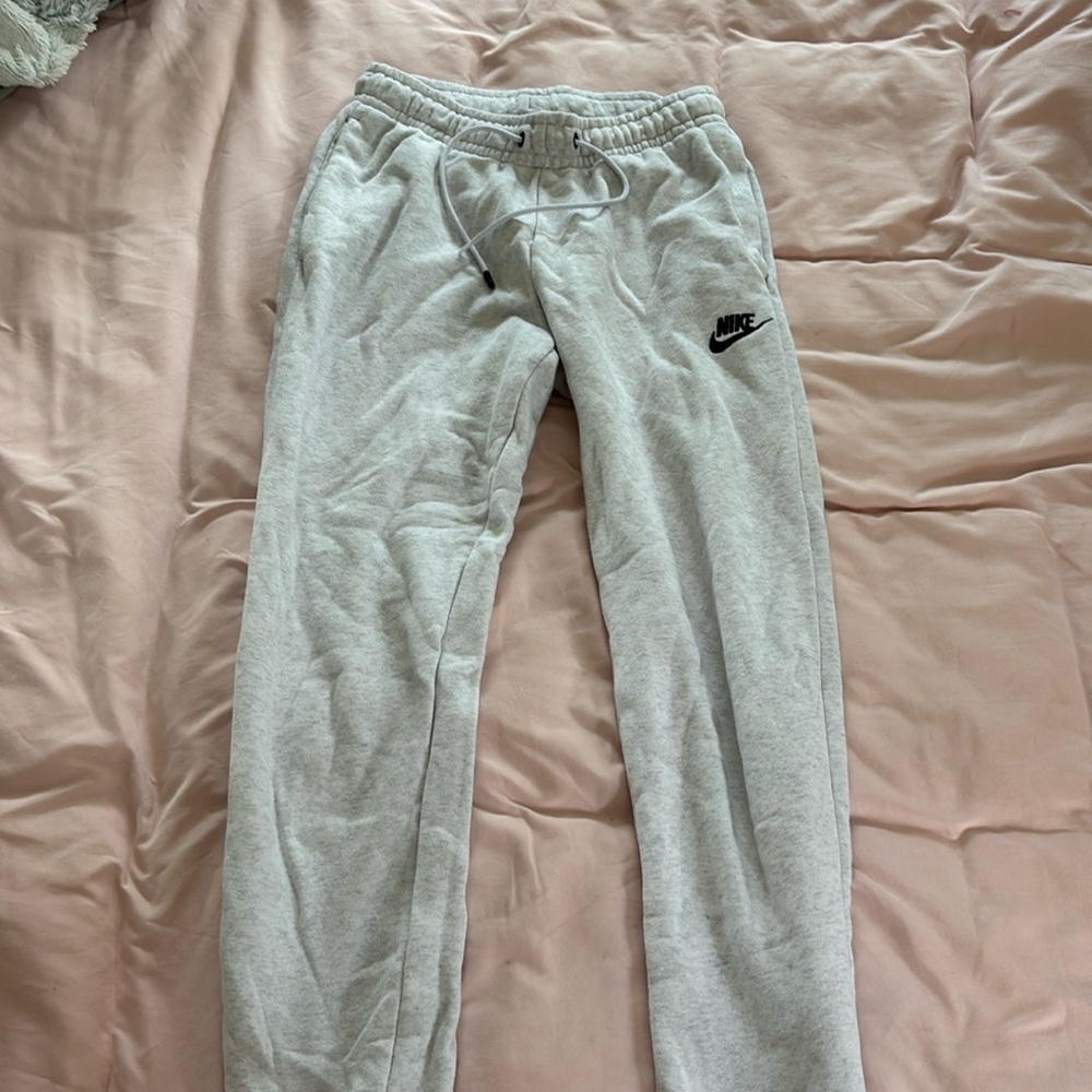 Nike kids sweatpants, worn but good condition and size small. tag did fall off
